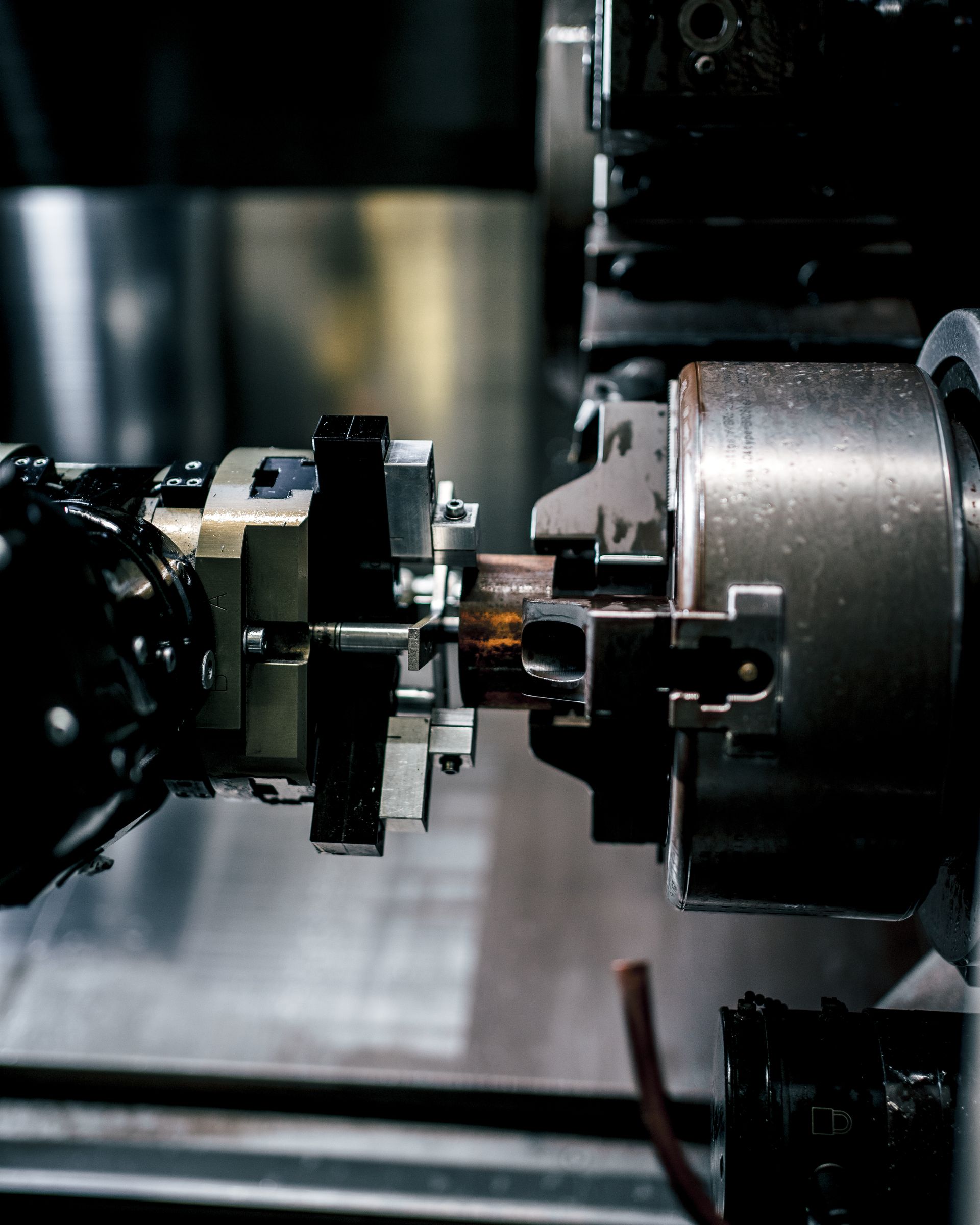Eine CNC-Maschine bearbeitet präzise einen kleinen Metallstab.