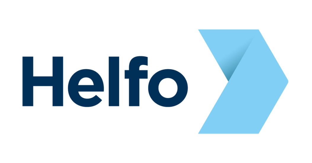 Helfo-logoen har en blå pil som peker mot høyre.