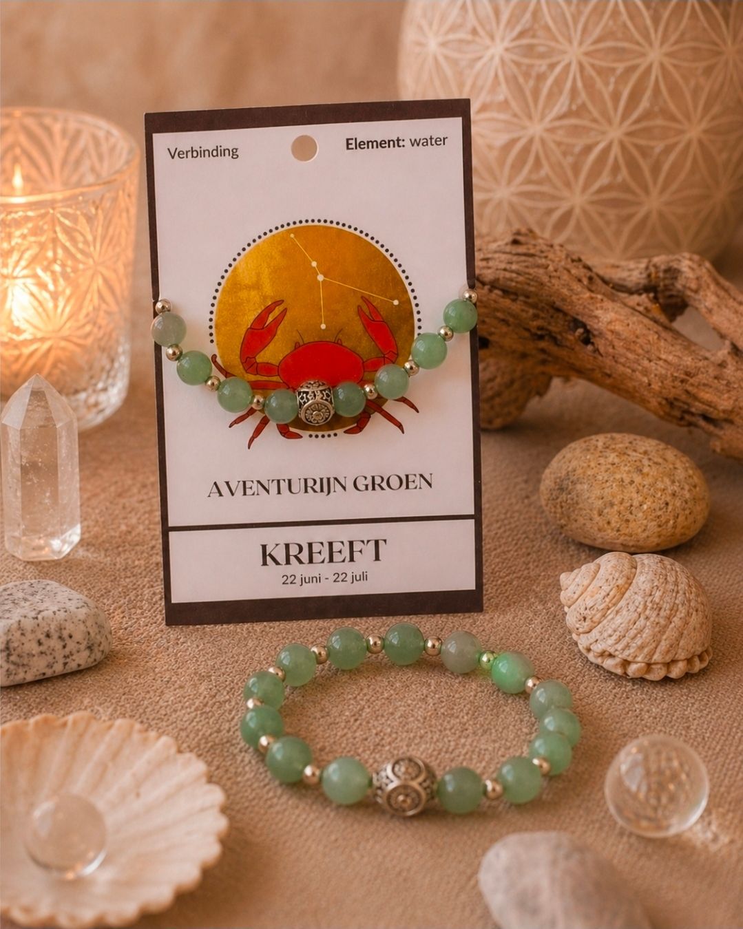 Armbanden tentoongesteld op een kaart met stenen en schelpen op een decoratieve ondergrond.