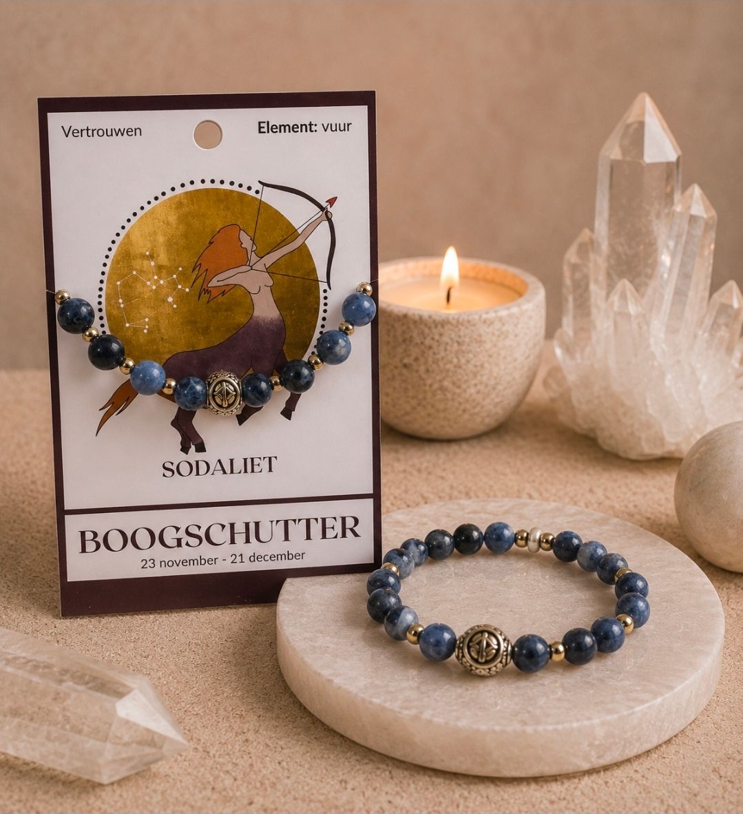 Boogschutter armbandendisplay met blauwe kralen, kristallen decoratie en een brandende kaars op een beige ondergrond.