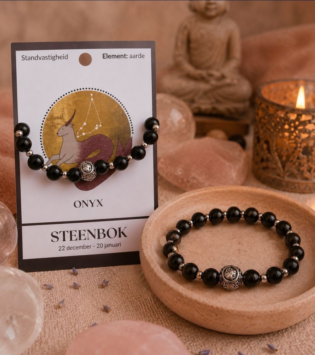 Kralenarmbanden en decoratieve kaarten met stenen op een warme, door kaarsen verlichte tafel met een Boeddhabeeld