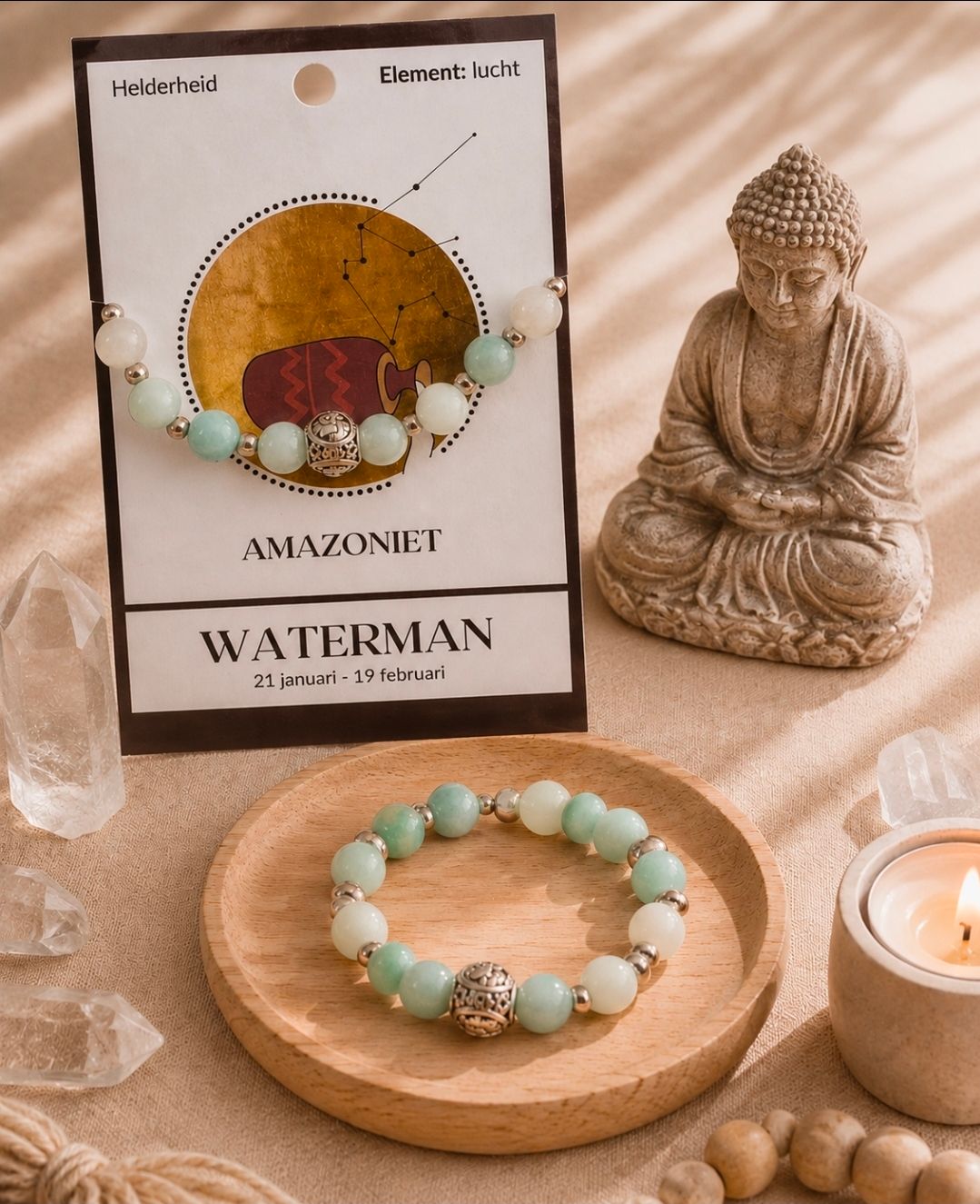 Amazonieten armband tentoongesteld met Boeddhabeeldje, kaars en edelstenenkaart in een warm getinte omgeving.