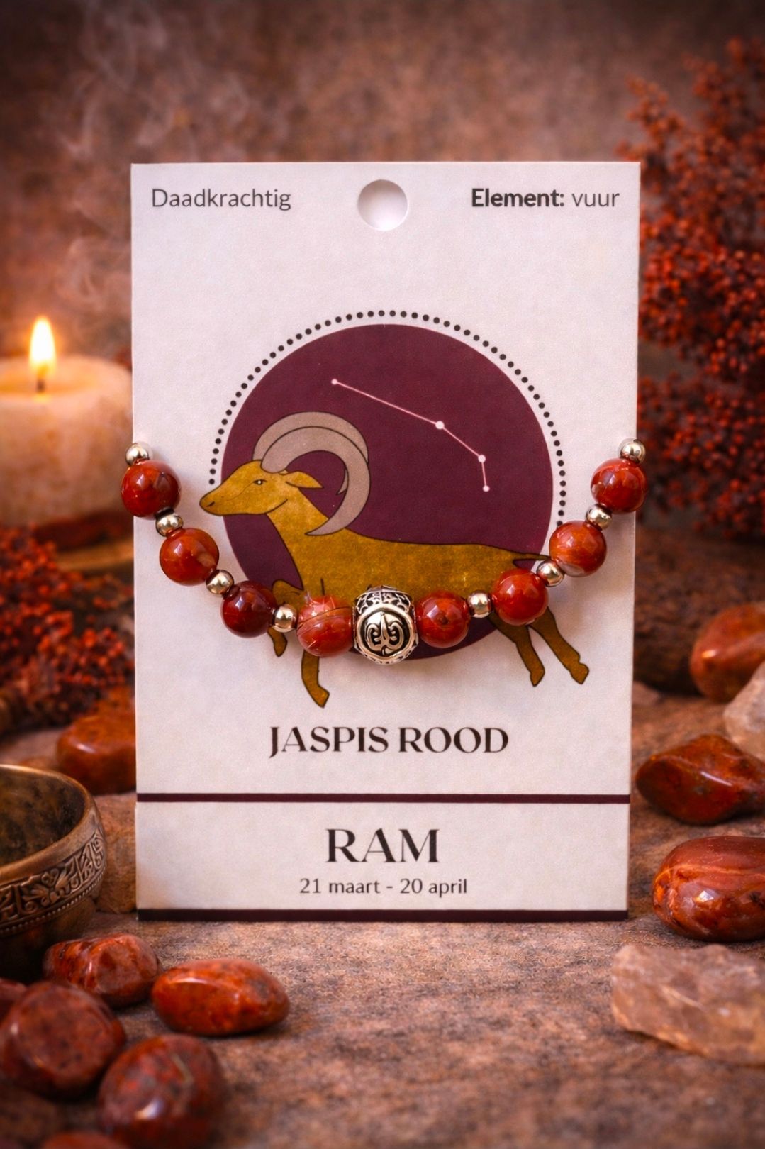 Kaart met een afbeelding van een armband van rode jaspis met rode en gouden kralen op een warme, rotsachtige achtergrond.