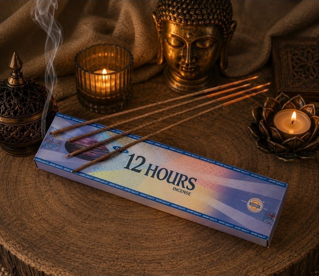 Een blauw 12 Hours-pakket met twee ingepakte artikelen op een bruine tafel naast kaarsen en een Boeddhabeeld.