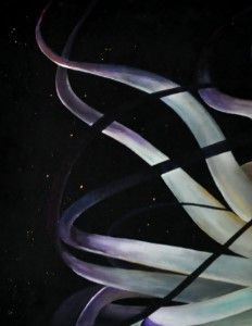 Abstracte zwarte achtergrond met vloeiende paarse en zilveren lintachtige vormen.