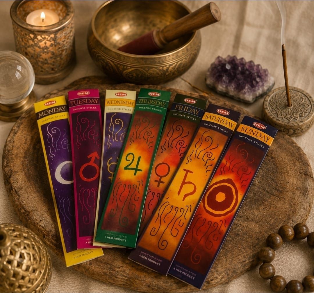 Een kleurrijk tarotkaartendeck op een geweven mat met een kristallen schaal, kaars, amethist en kralen in een warme, mystieke setting.