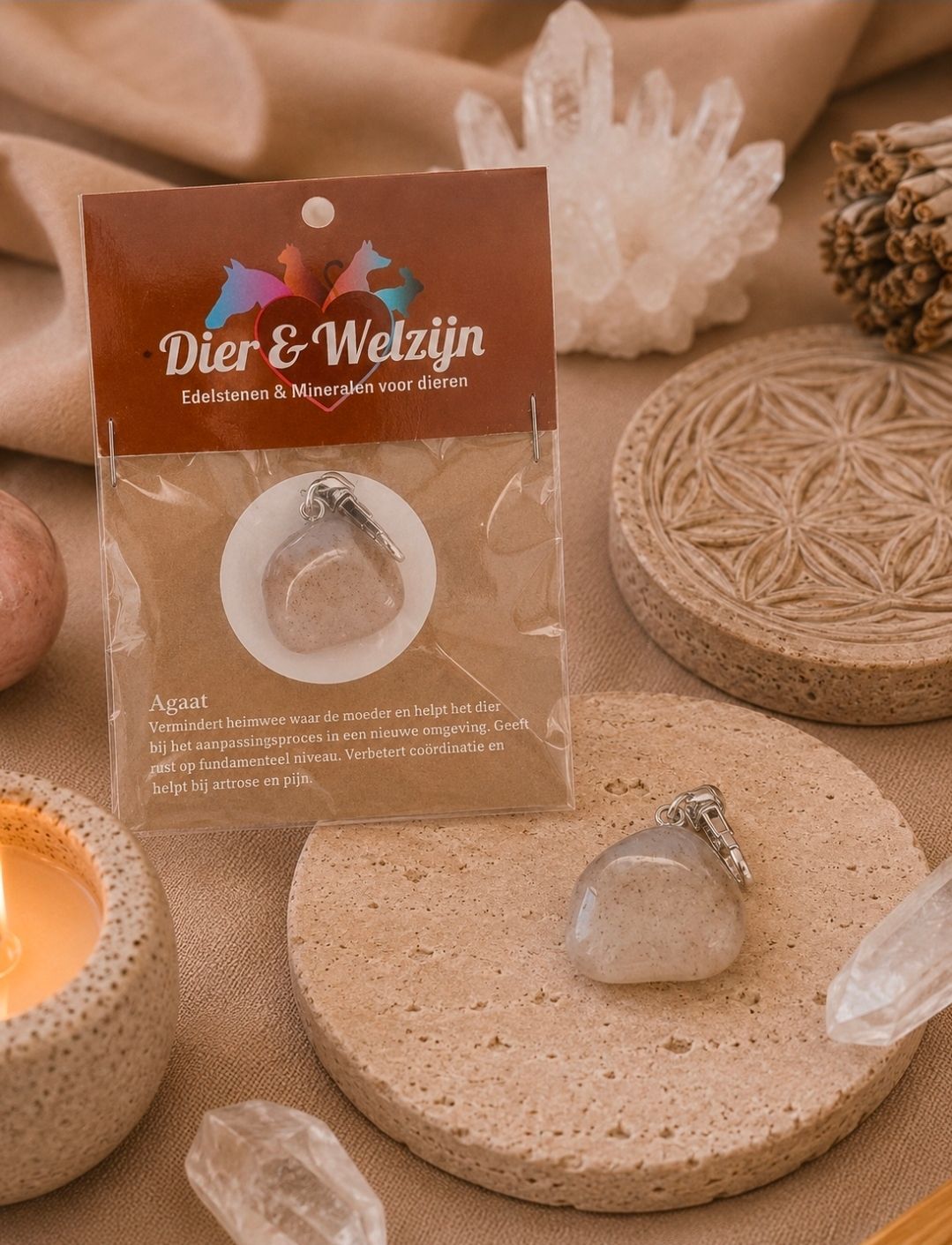 Beige kristallen ring op een merkpresentatiekaart met gedroogde bloemen, kaarsen en stenen onderzetters.