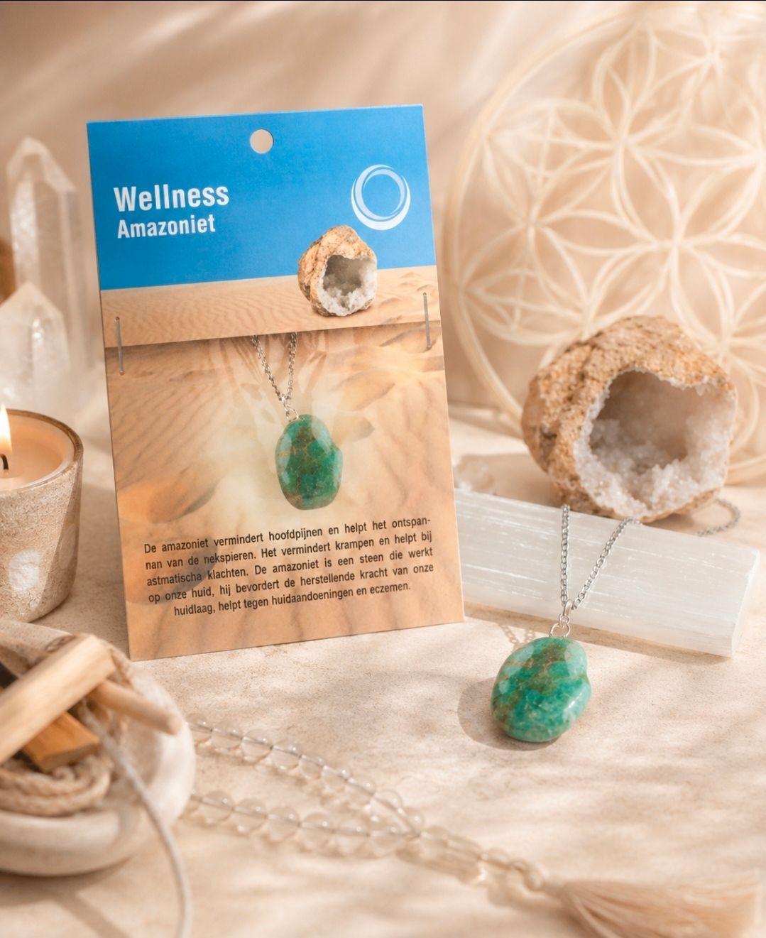 Display voor een wellnessamulet met een hanger van een turkooizen steen
