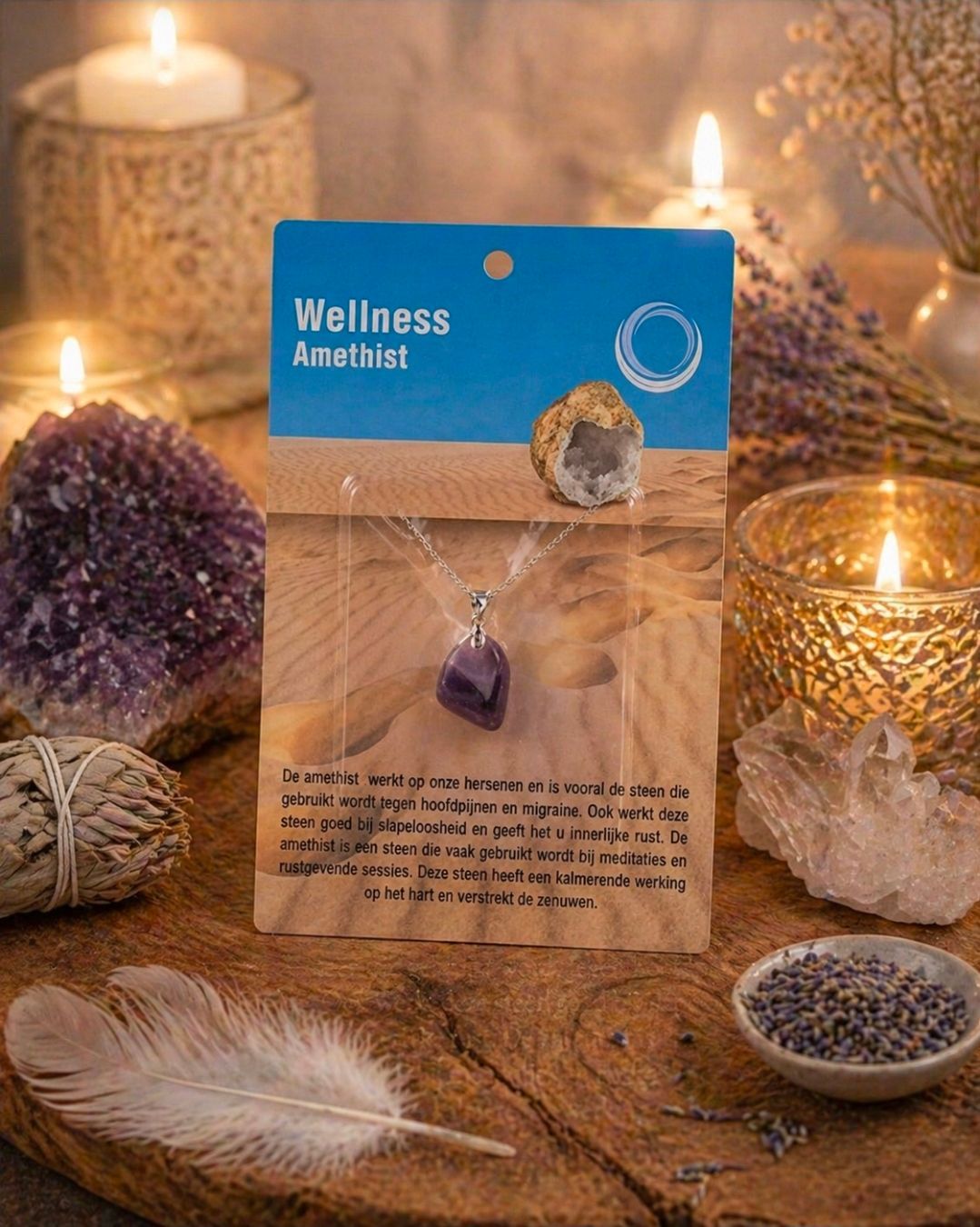Wellness hanger met amethistkristal op rustiek hout, met kaarsen en kristallen, zachte, warme verlichting.
