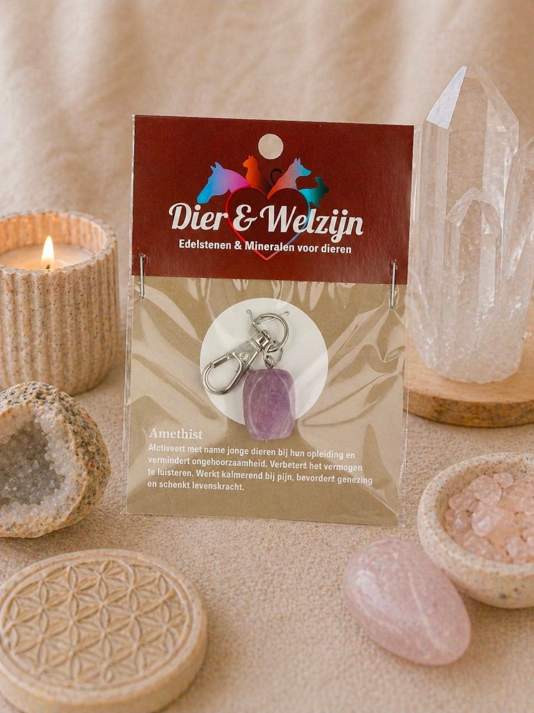 Wellness-cadeautas met een takje salie en een lavendelhanger op een zachtbeige tafelblad met kaarsen en stenen.