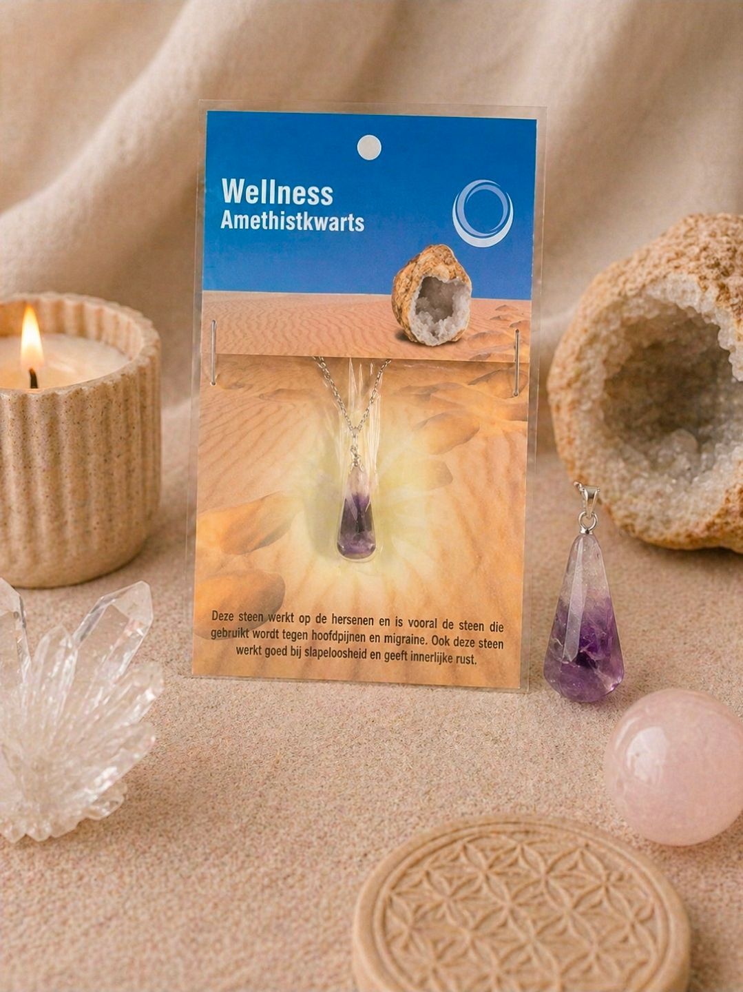 Wellness kristallen hangerkaart met helder kristal, omringd door kaarsen, stenen en zachtbeige decoratie.