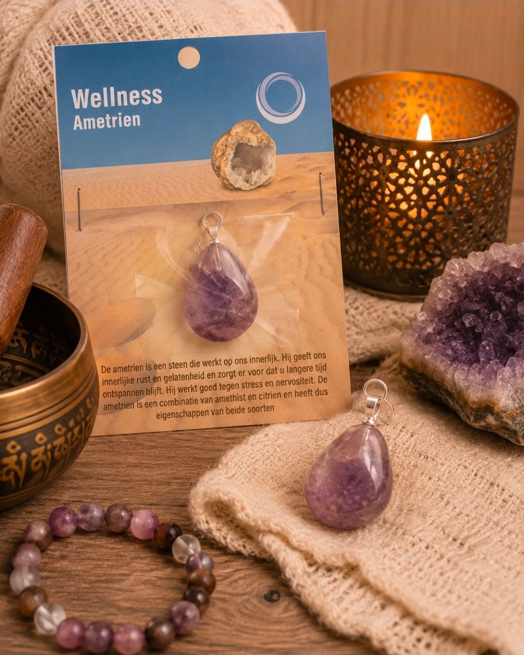 Wellnesshangerdisplay met paarse kristallen kettingen, een kaars en amethiststenen op een geweven doek.