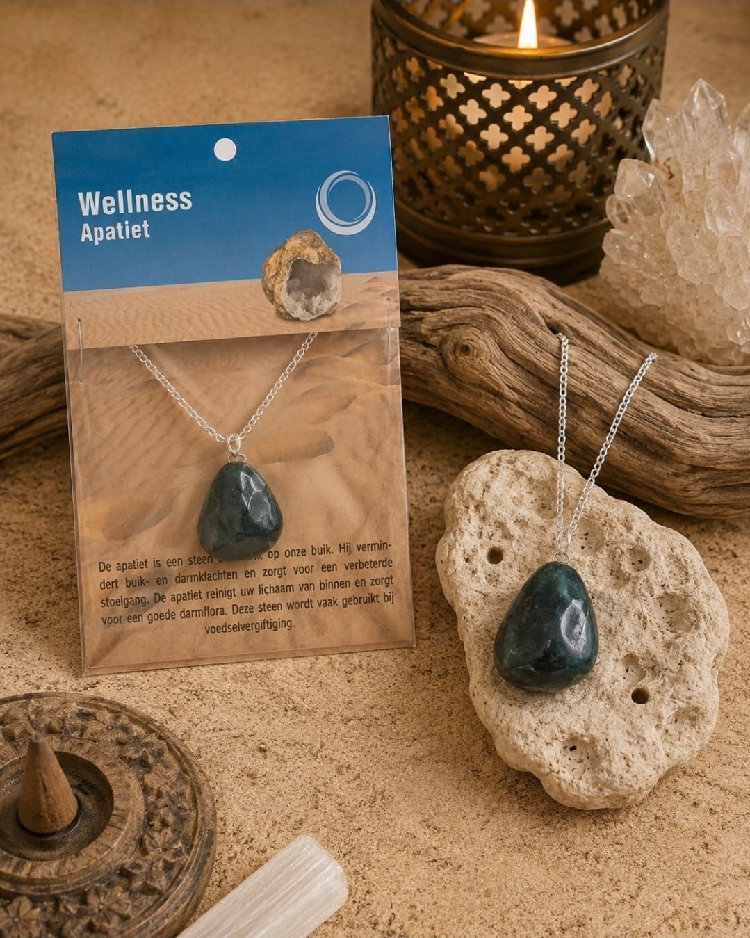 Wellness-amuletketting op de verpakking, met een turquoise hanger aan een steen met textuur, gepresenteerd bij kaarslicht.
