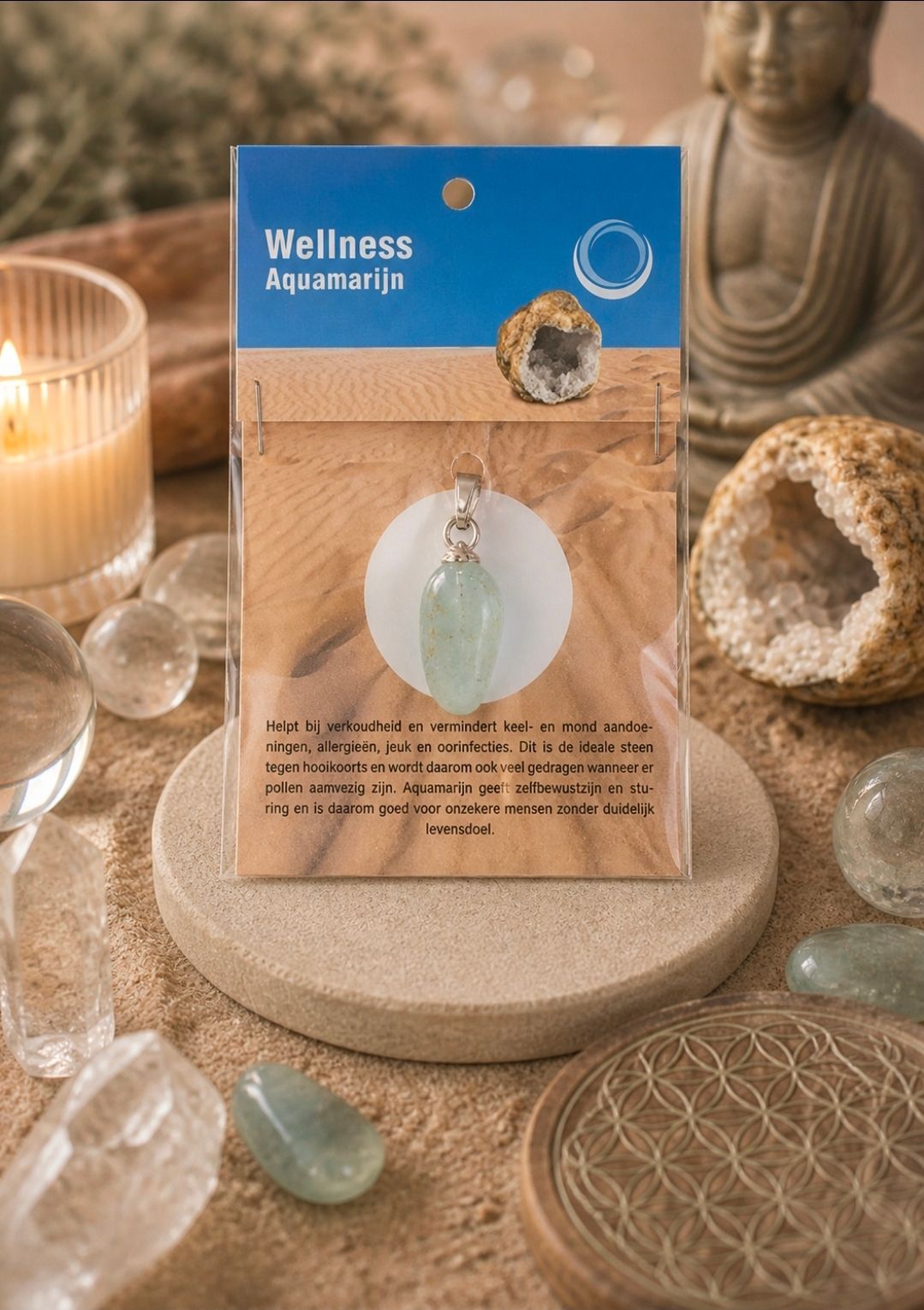 Een wellness-affirmatiekaart met een kristallen hanger op een beige display, omringd door stenen en een kaars.