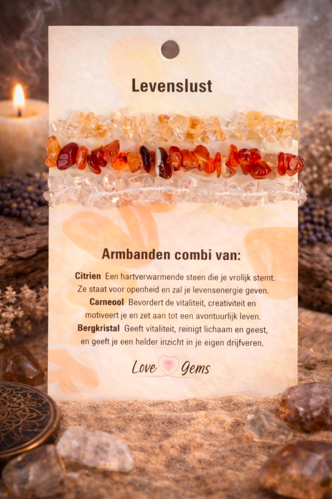 Kaart in boekstijl van Levenslust met een amberkleurige stenen rand op een glinsterende achtergrond en kaarslicht.