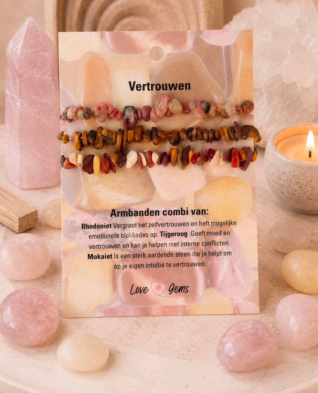Roze wellnesskaart met kristallen, kaarsen en gepolijste stenen op een zachte pastelkleurige achtergrond.