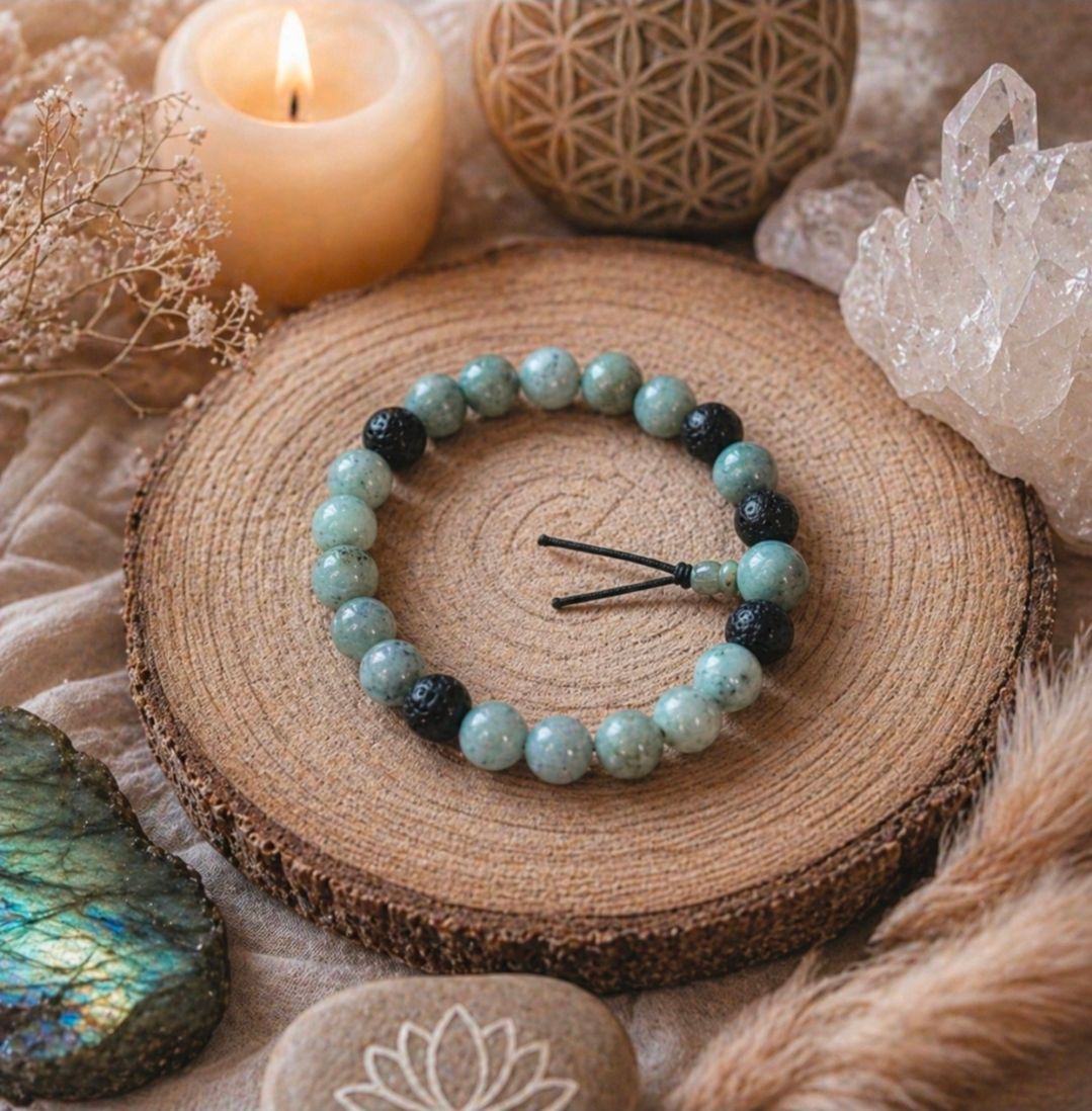 Een armband van turkooizen kralen op een houten schijf, omgeven door kaarslicht, kristallen en zacht bont.
