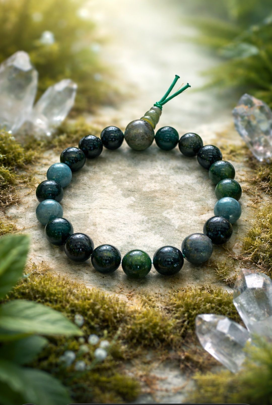 Groene kralenarmband op mos, omringd door heldere kristallen en wazig bladgroen.