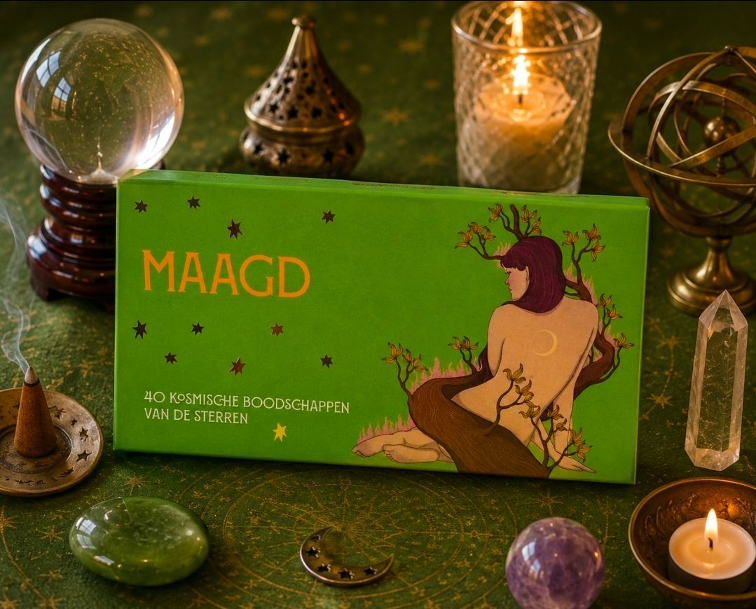 Groene MAAGD-doos op een tafel bij kaarslicht met kristallen ornamenten en een gloeiende paarse steen.