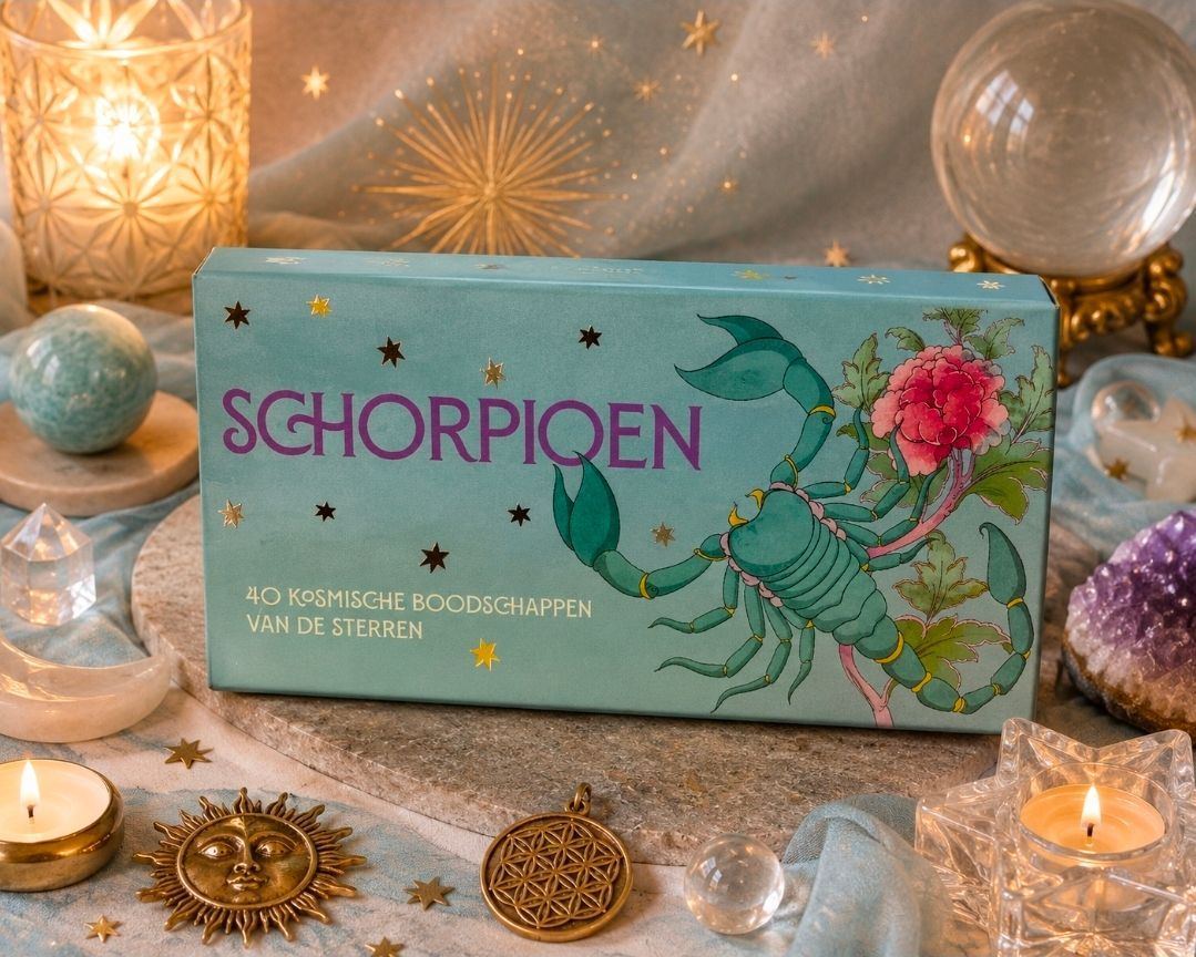 Cadeaubox voor het sterrenbeeld Schorpioen met turquoise bloemenkunst, kaarsen, kristallen