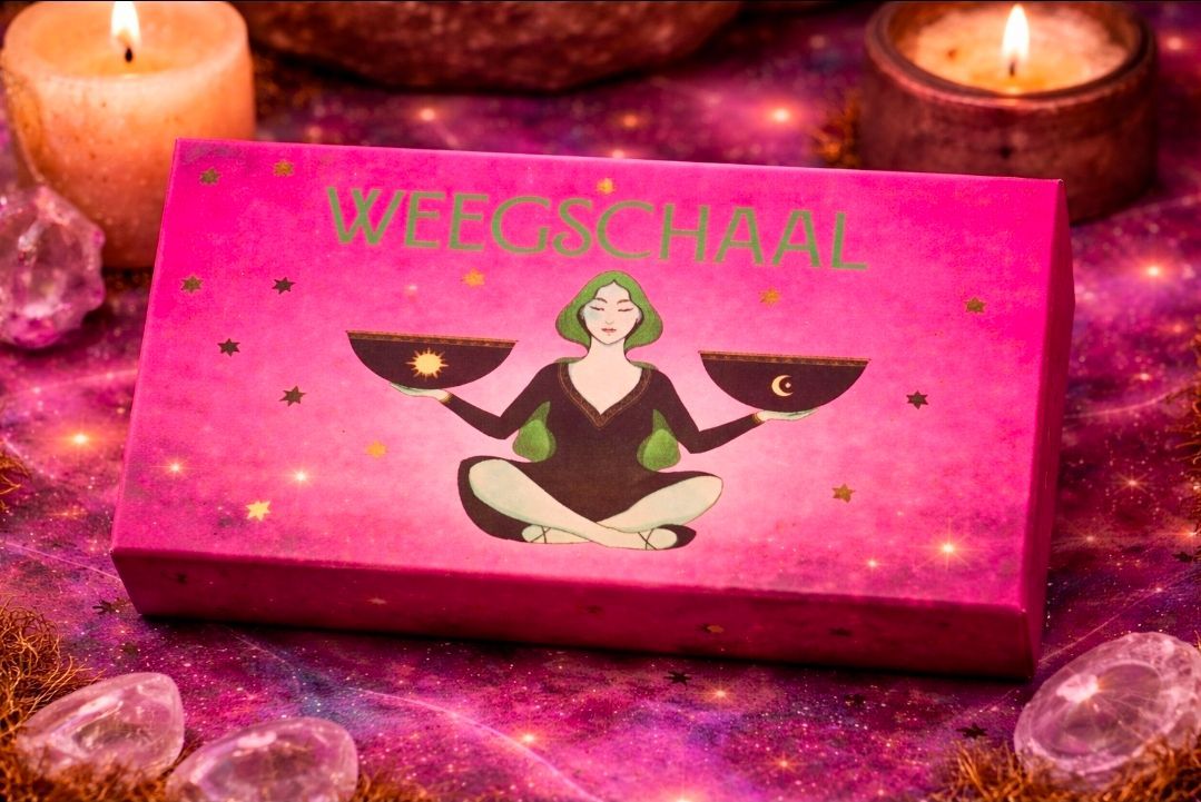 Roze Weegschaal-kaart met een mediterende figuur, omringd door kaarsen en kristallen op een gloeiende roze achtergrond.