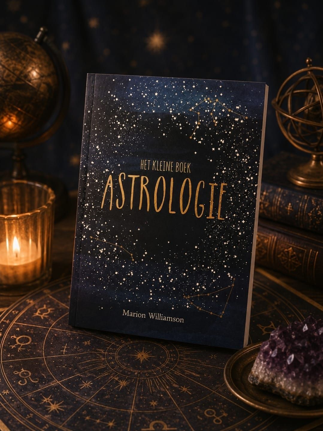Een sterrenhemel-astrologieboek op een donker bureau met kaarsen en mystieke decoratie.