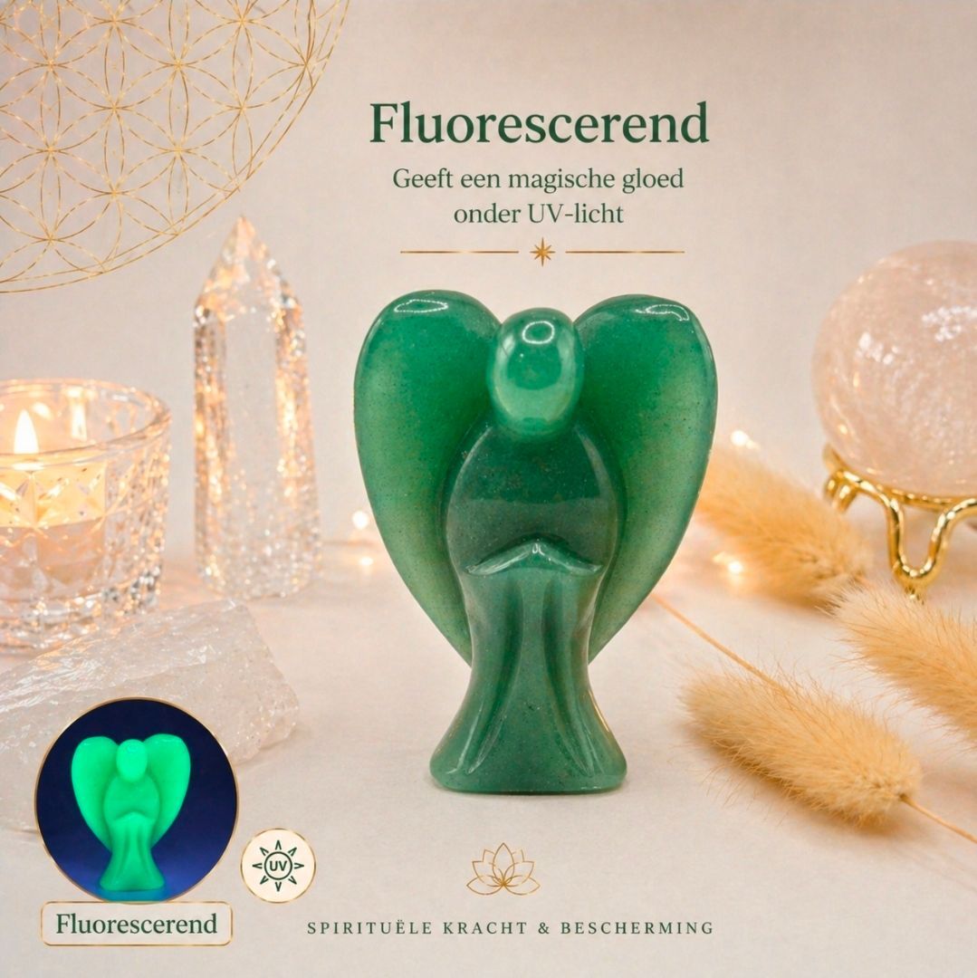 Groen, doorschijnend fluorietglazen beeldje op een decoratieve ondergrond met warme verlichting en tekst erboven.