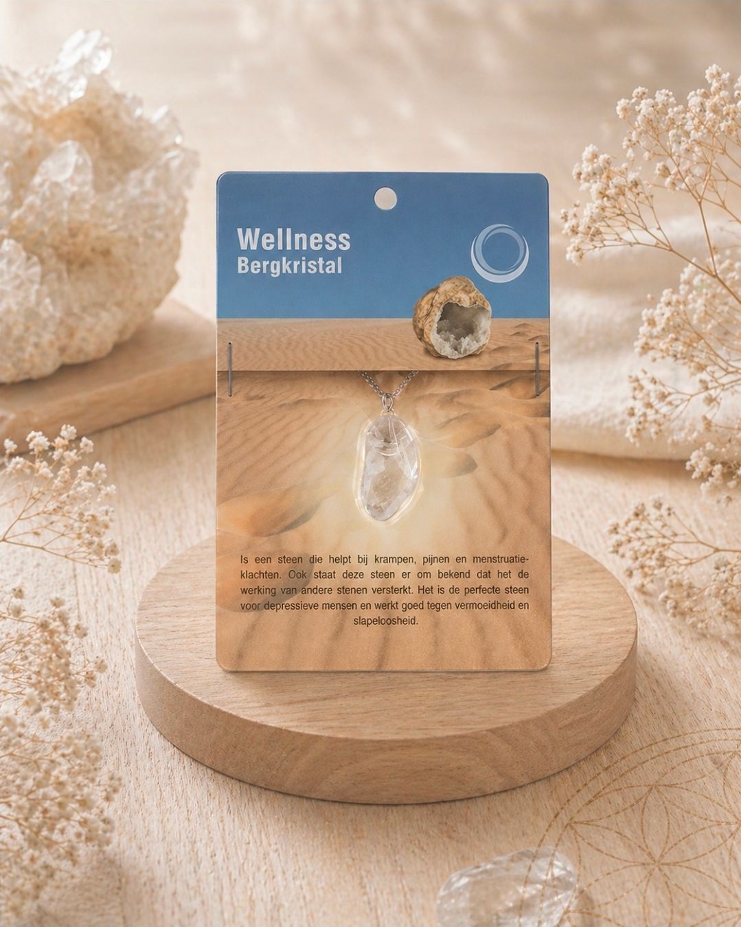 Een visitekaartje met wellness-thema en een druppelvormige hanger op een houten standaard