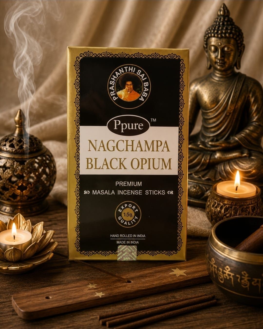 Een doosje Nagchampa Black Opium wierook met een Boeddhabeeldje en een brandende kaars op een warm, goudkleurig altaar.