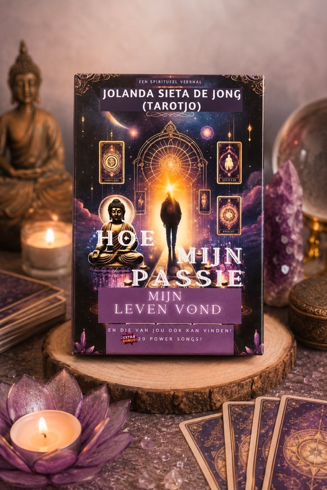 Book cover on a candlelit altar, with a glowing portal and Dutch title “Hoe dan pas je mijn leven vond.”