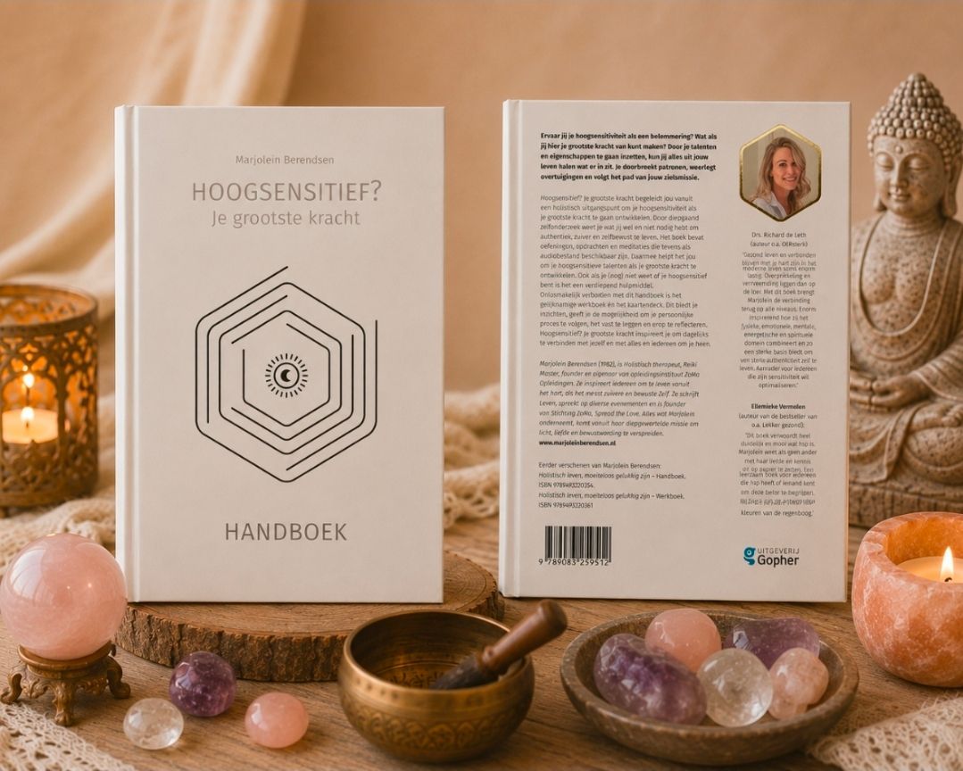 Een wit boek op een altaar bij kaarslicht, met kristallen, een kom, een beeld en een portret op de achterkant ernaast.