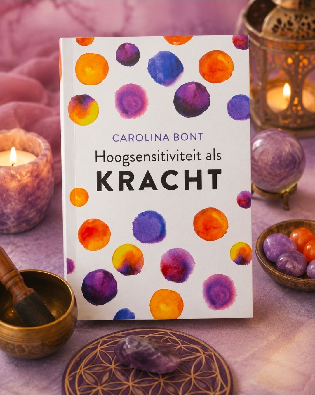 Book cover “Hoogsensitiviteit als Kracht” with colorful circles on a purple-lit altar and candles
