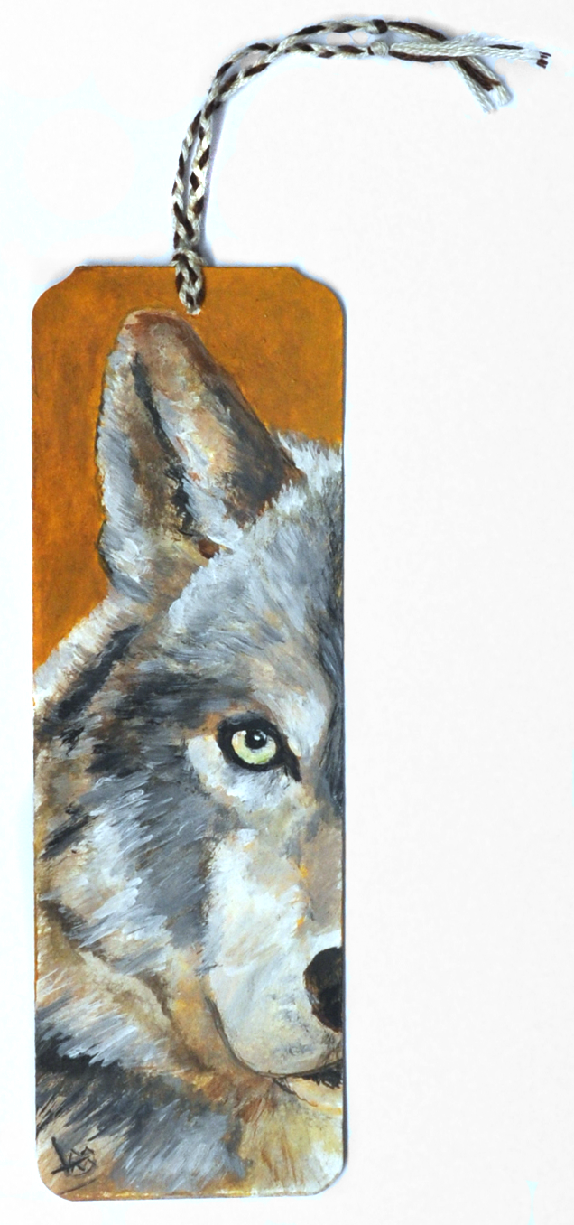 Een smalle boekenlegger met een wolvenillustratie en een gevlochten koord.