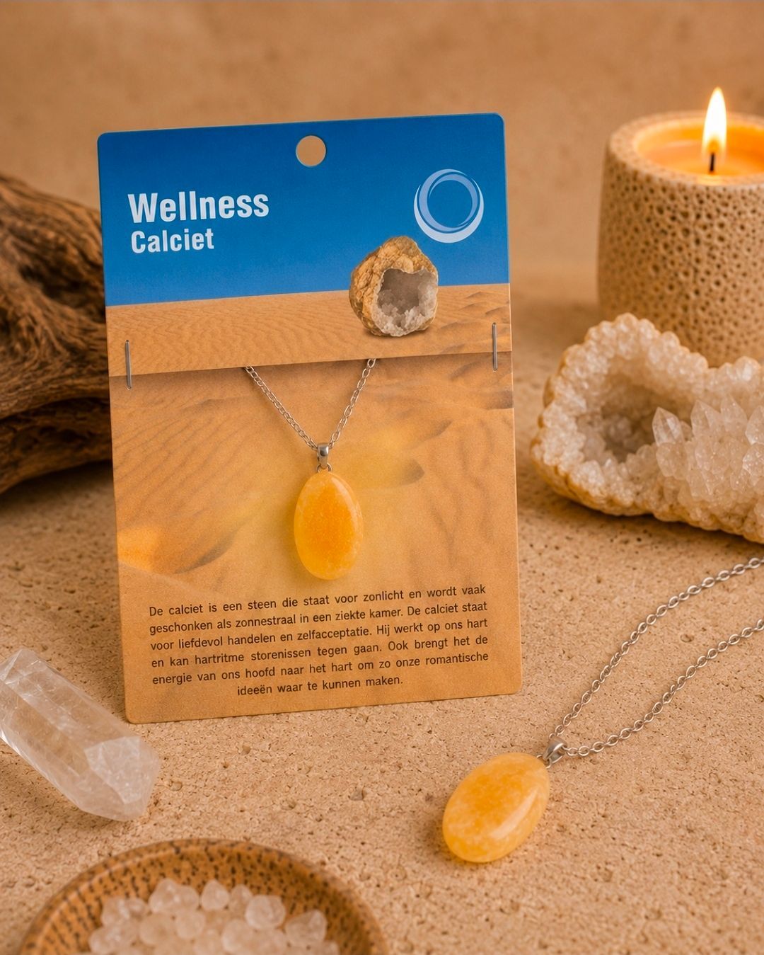 Wellnesskaart met gele hanger, kristal en kaars op een zandkleurige presentatie