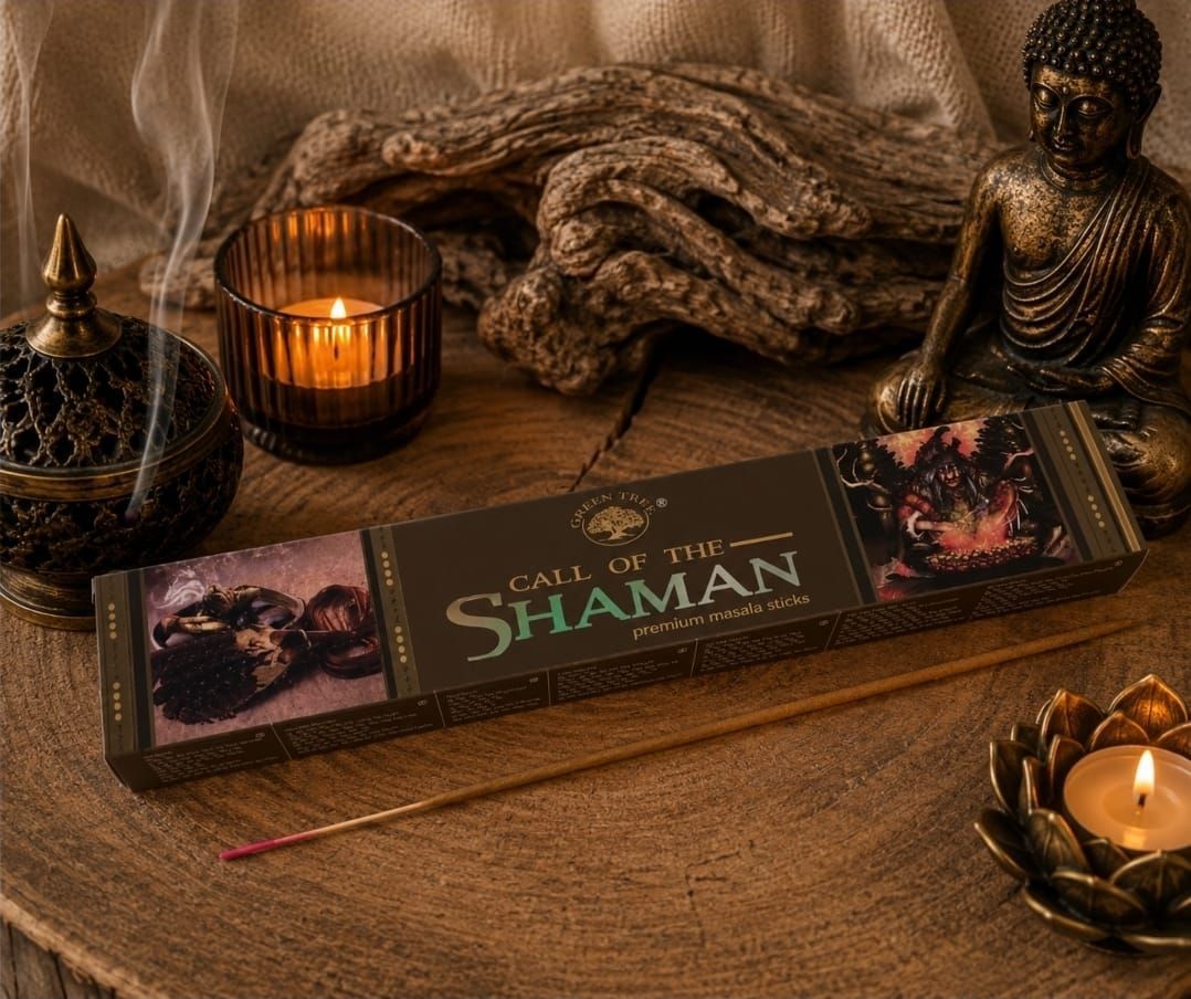 Sjamanistisch tarotdeck met brandende kaarsen, wierook, kristallen en een bronzen Boeddha op een geweven stoffen achtergrond.