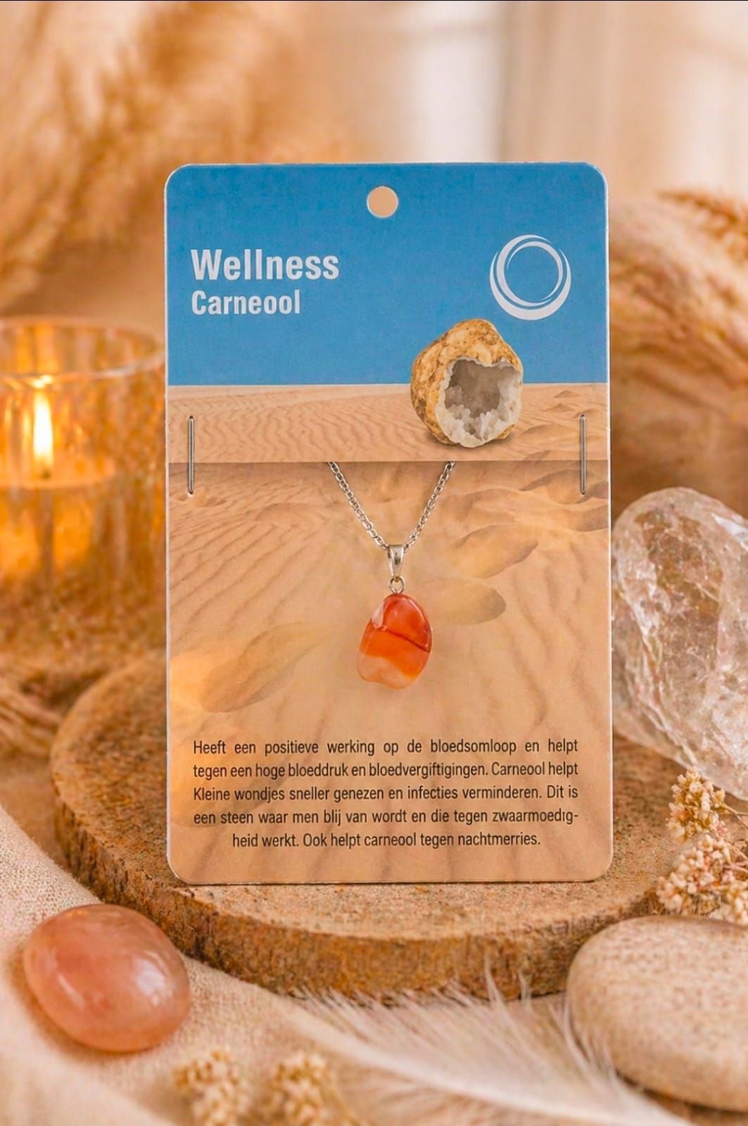 Wellness hangerkaart met carneoolsteen en oranje steen op een warmgetinte stenen achtergrond.