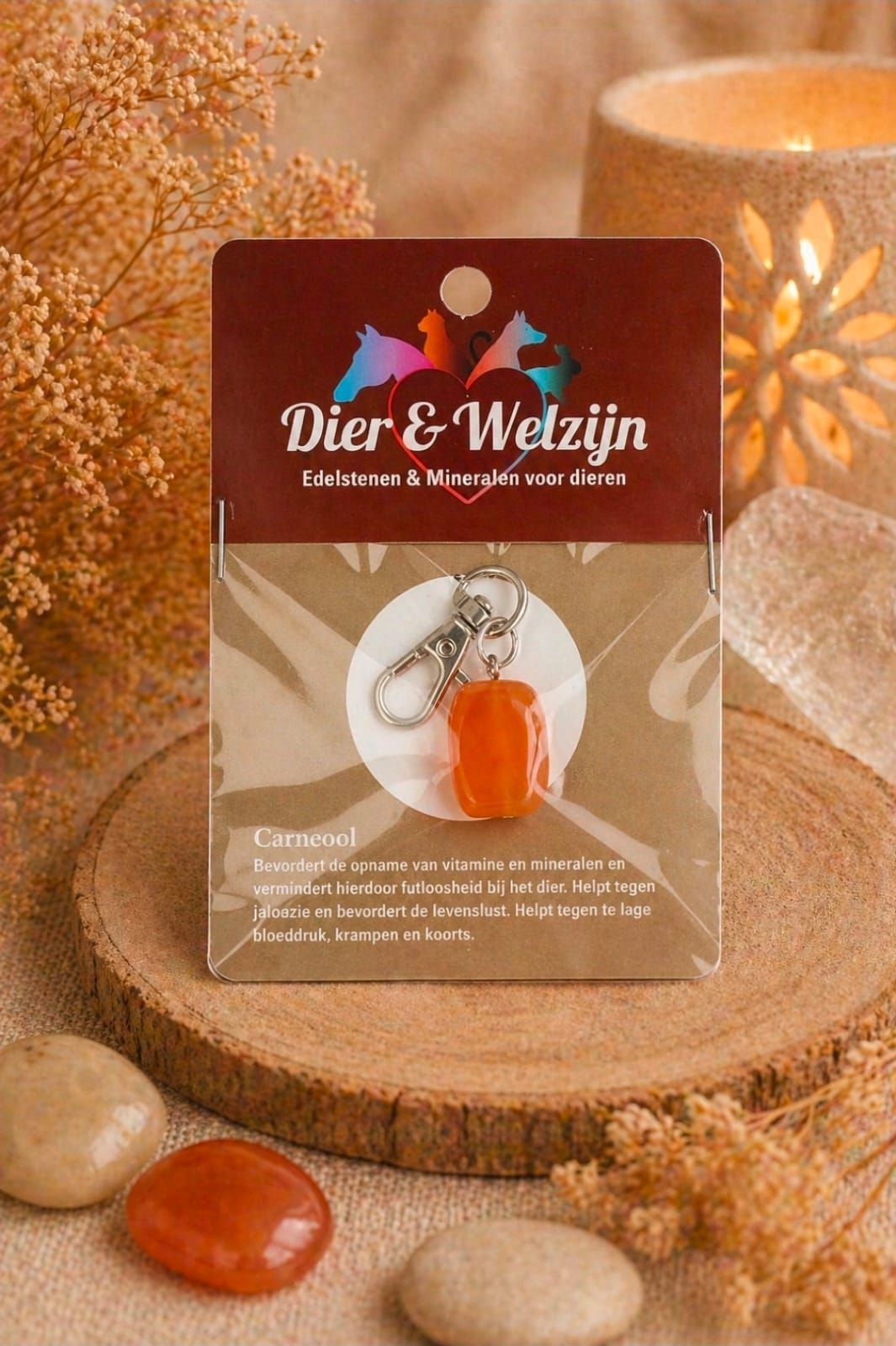 Cadeauverpakking voor oorbellen met een witte ring en een oranje bedeltje op een warme bruine herfstachtergrond.