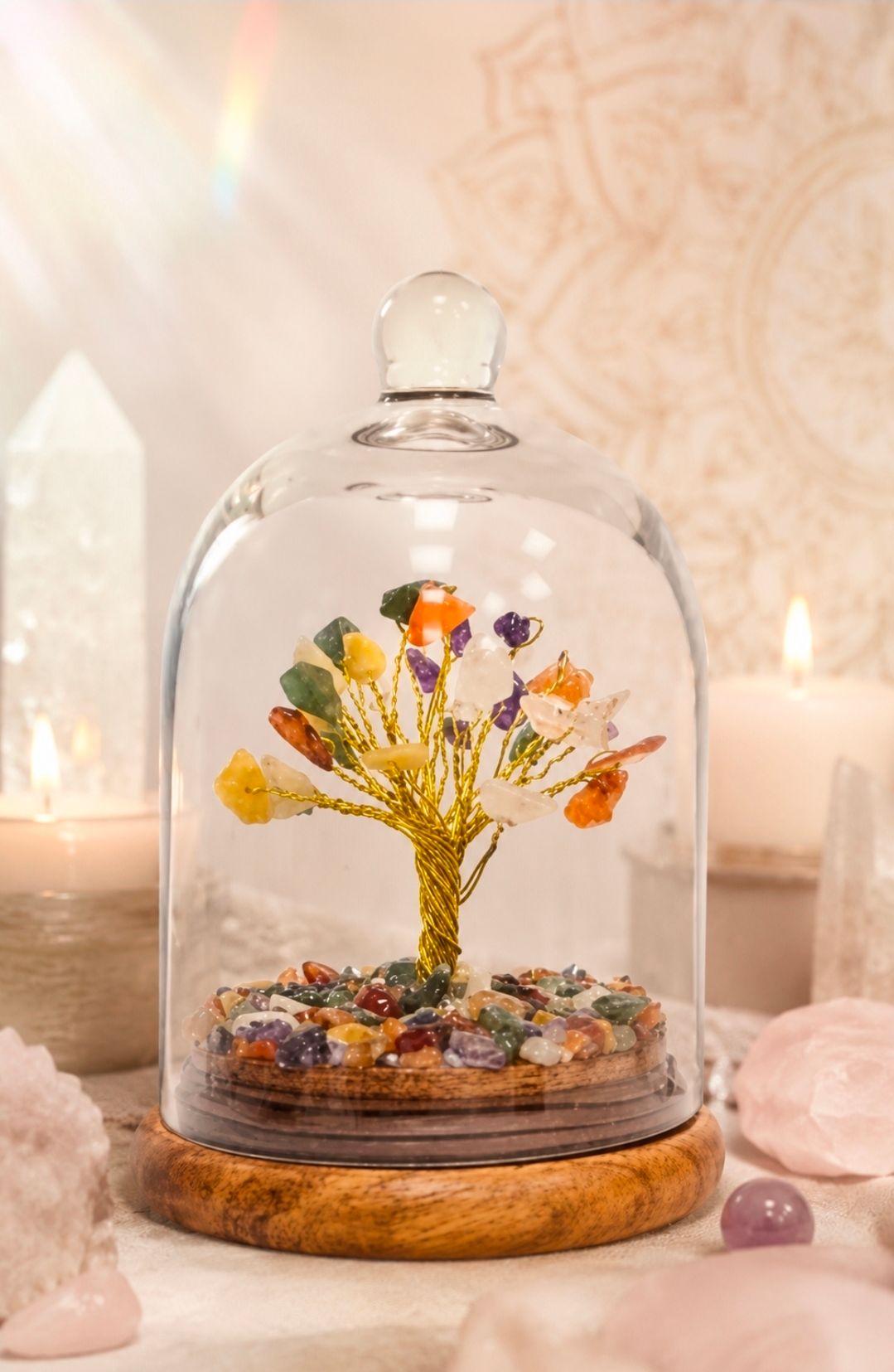 Glazen stolp met een kleurrijke edelstenenboom op een houten voet in een zachtroze, door kristallen verlichte kamer.