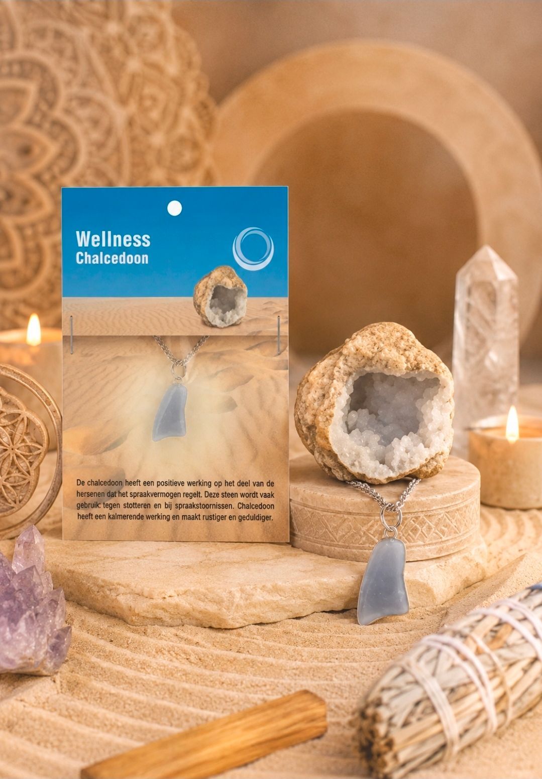 Kristallen wellnessdisplay met blauw karton, geodes, amethist, kaarsen en een bosje salie op een warme tafel.