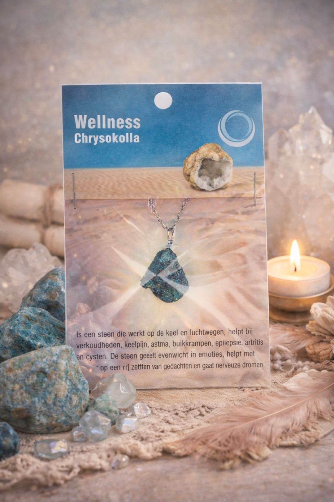 Wellness Chrysocholla-kaart met blauwe kristallen hanger, kaars en stenen op een zachtbeige ondergrond.