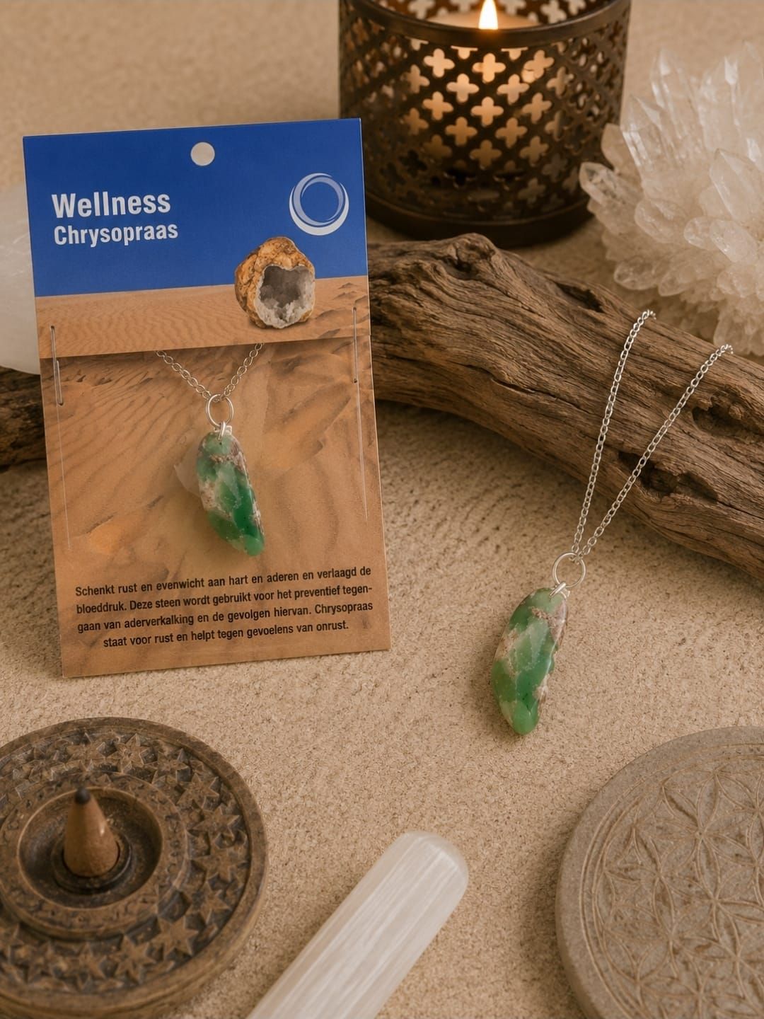 Groene hangerketting op een displaykaart naast een andere ketting op een beige ondergrond met decoratieve items.