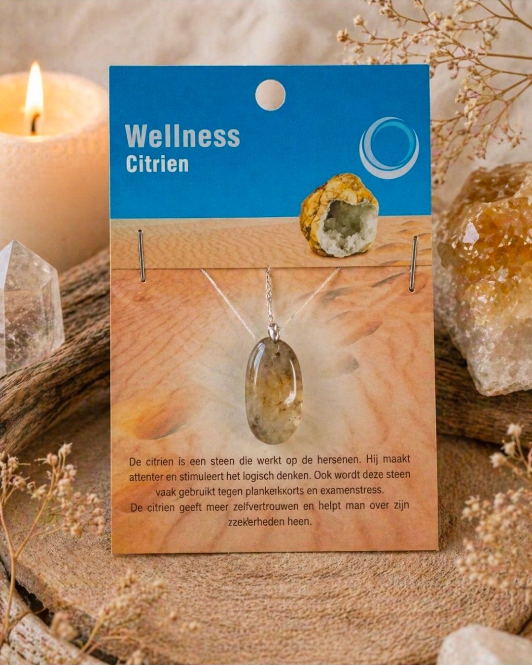 Wellness hanger met citrienkristal op een blauw-beige presentatiekaart met gedroogde bloemen en kristallen.