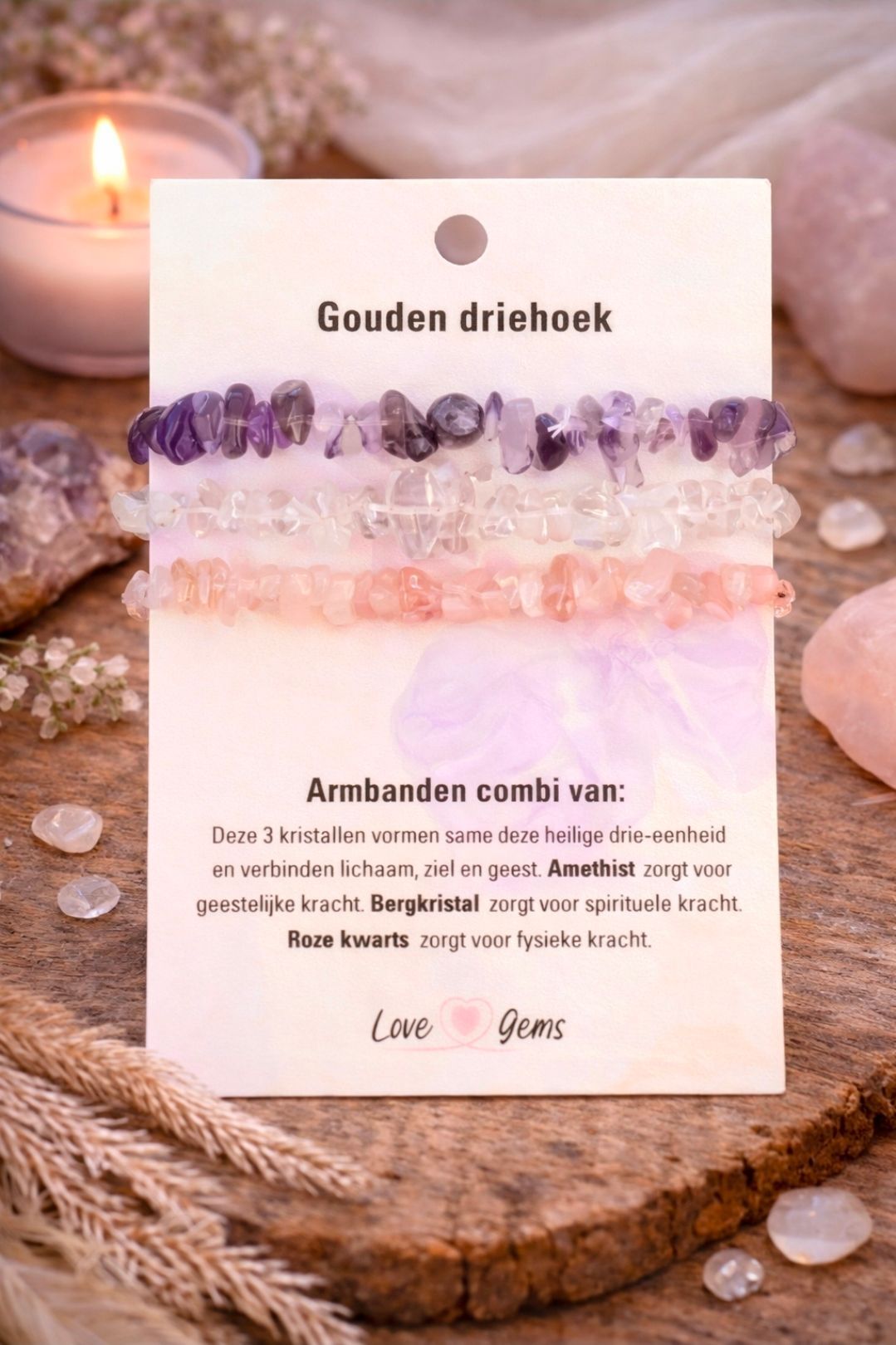 Een flyer op een stenen ondergrond met paarse, roze en witte kristallen banden en Nederlandse tekst met de titel 