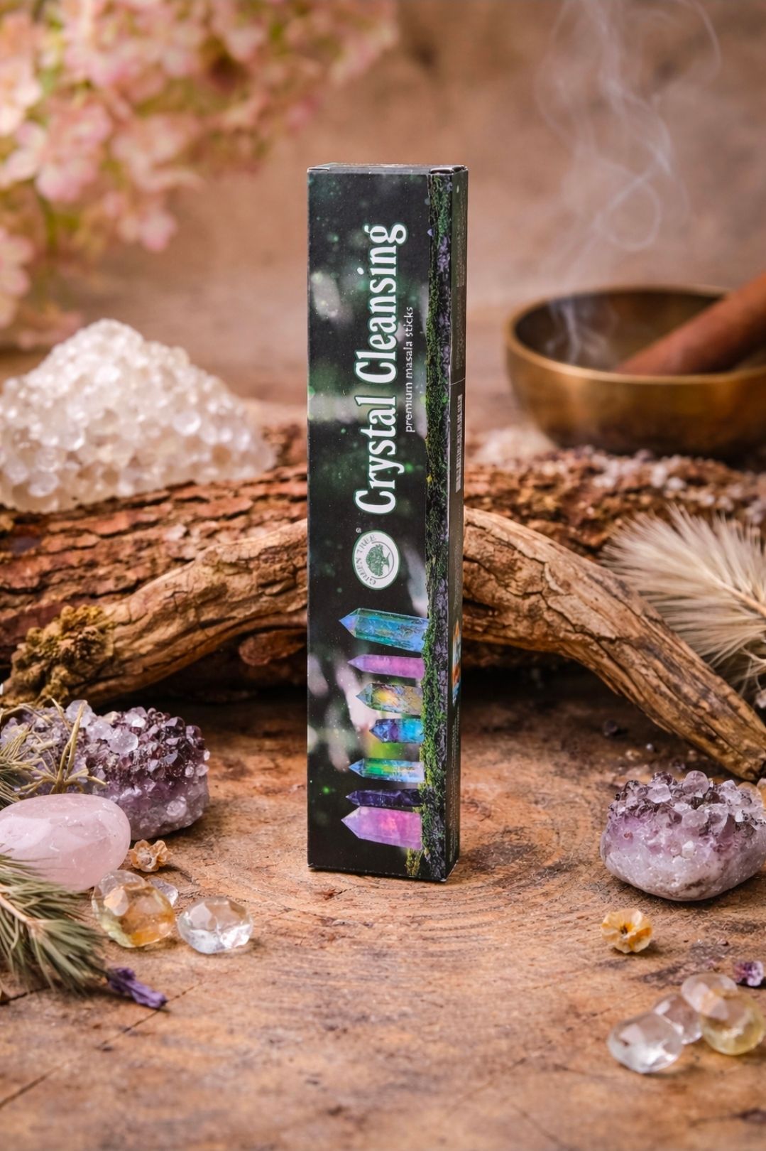 Een CrystalGleam wierookdoos op een rustieke tafel met kristallen, hout en een messing klankschaal.