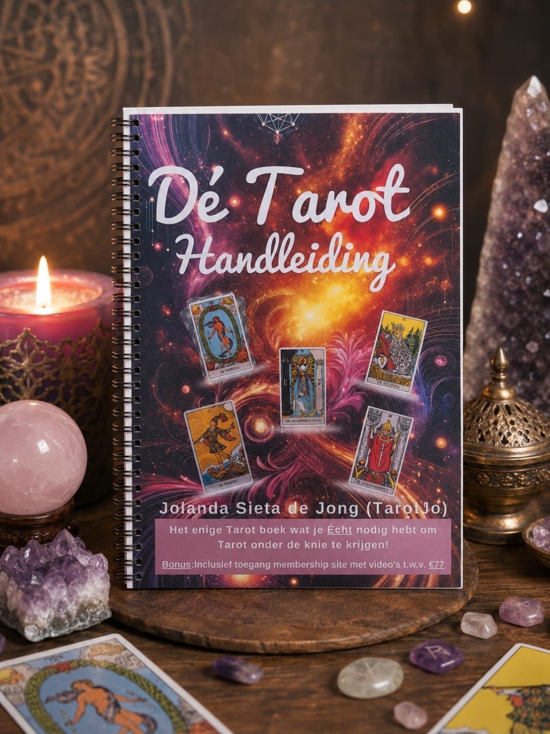 Een Nederlands tarotboek op een altaar bij kaarslicht met kristallen en tarotkaarten.