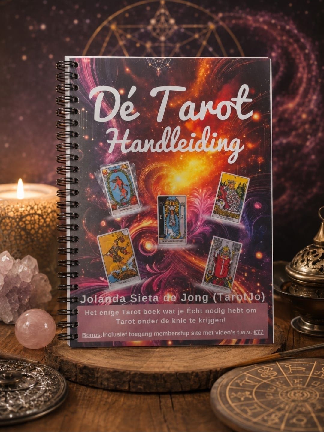 Duitse “De Tarot Handleiding” boek met tarotkaarten op kaft, naast kaarsen en kristallen op een tafel