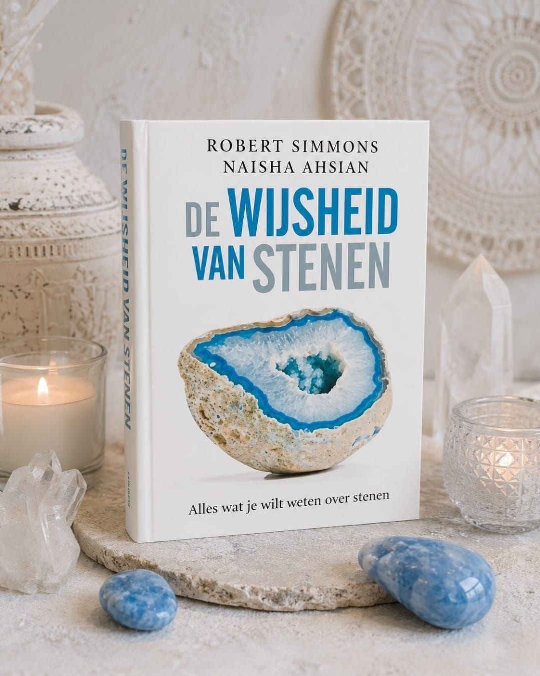 Book cover titled “De Wijsheid van Steen” with a blue geode and pale stone decor