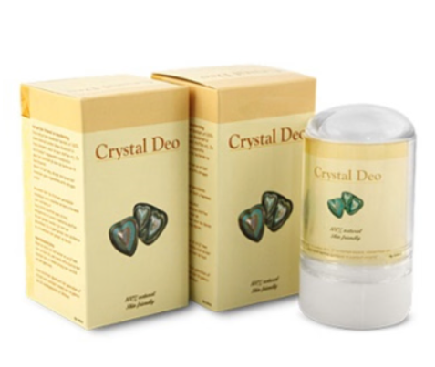 Verpakking van Crystal Deo: twee beige doosjes en een transparante deodorantroller met een witte dop.