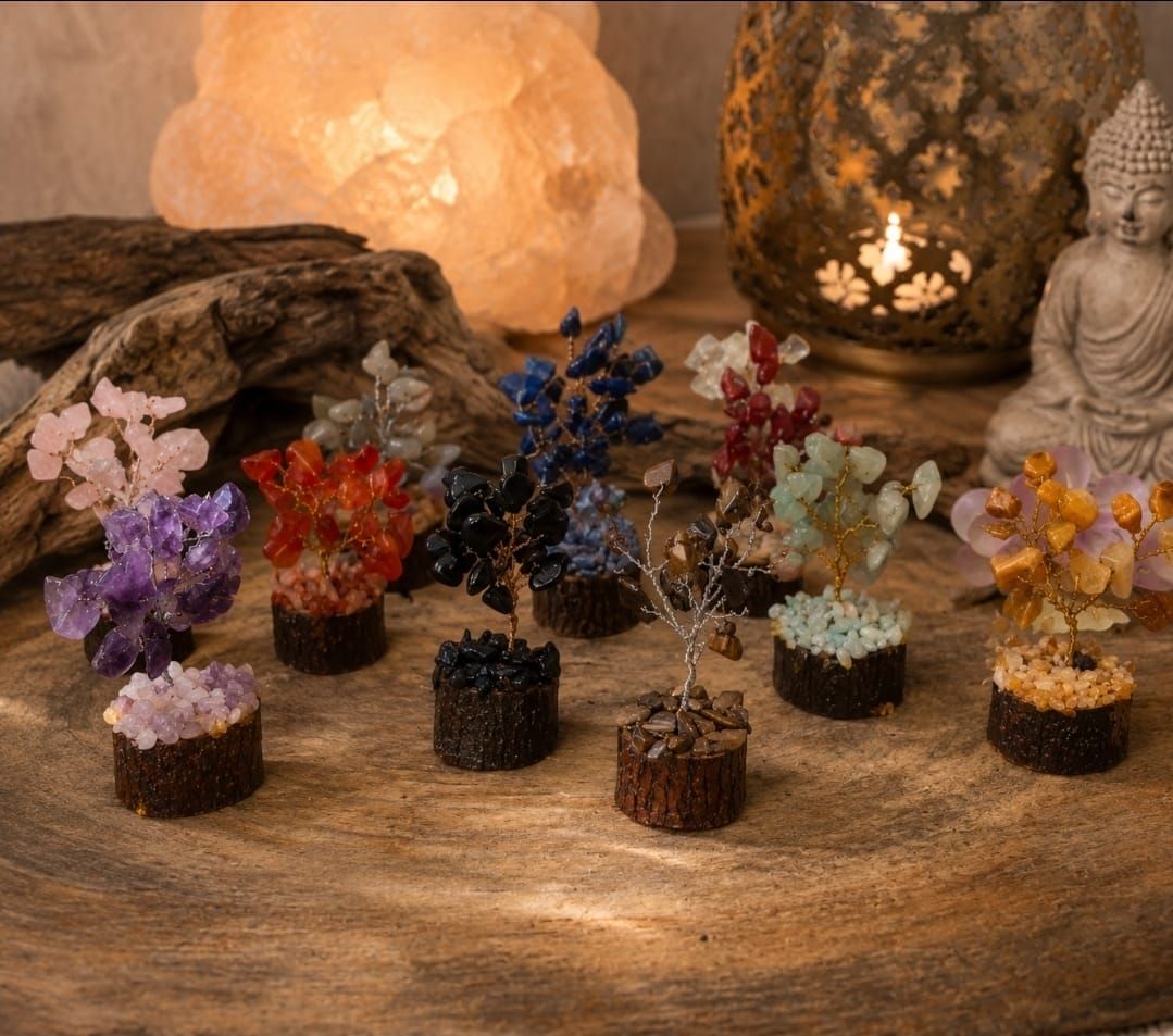 Diverse mini-arrangementen met gedroogde bloemen in kleine potjes op een houten tafel met kaarsen en een Boeddhabeeld