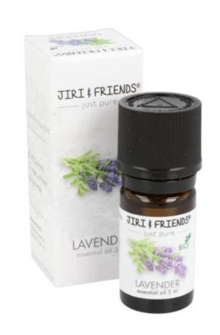 Flesje en doosje met lavendel essentiële olie van Jiri & Friends, versierd met paarse bloemen.